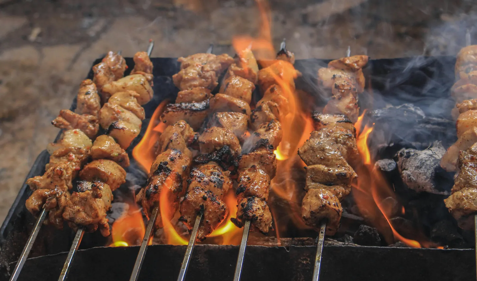 Grillspett över öppen eld