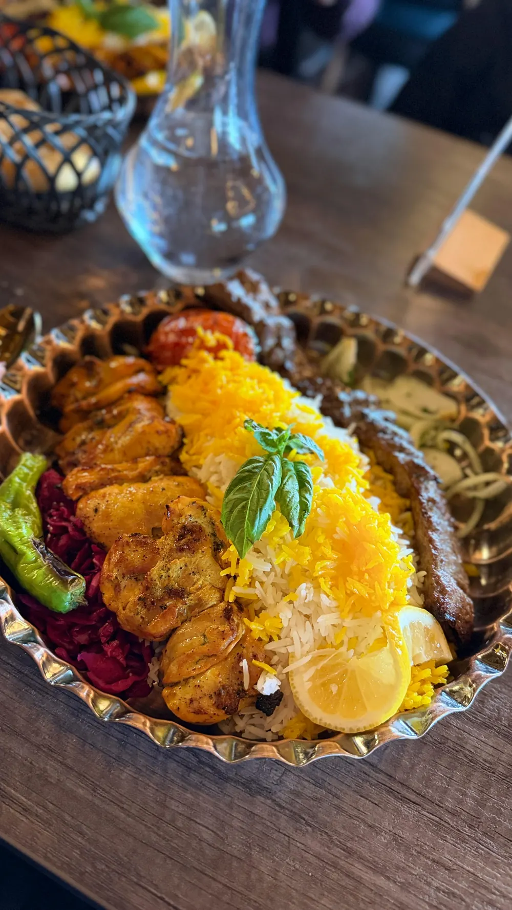Grilltallrik med kycklingspett, kebab och saffransris